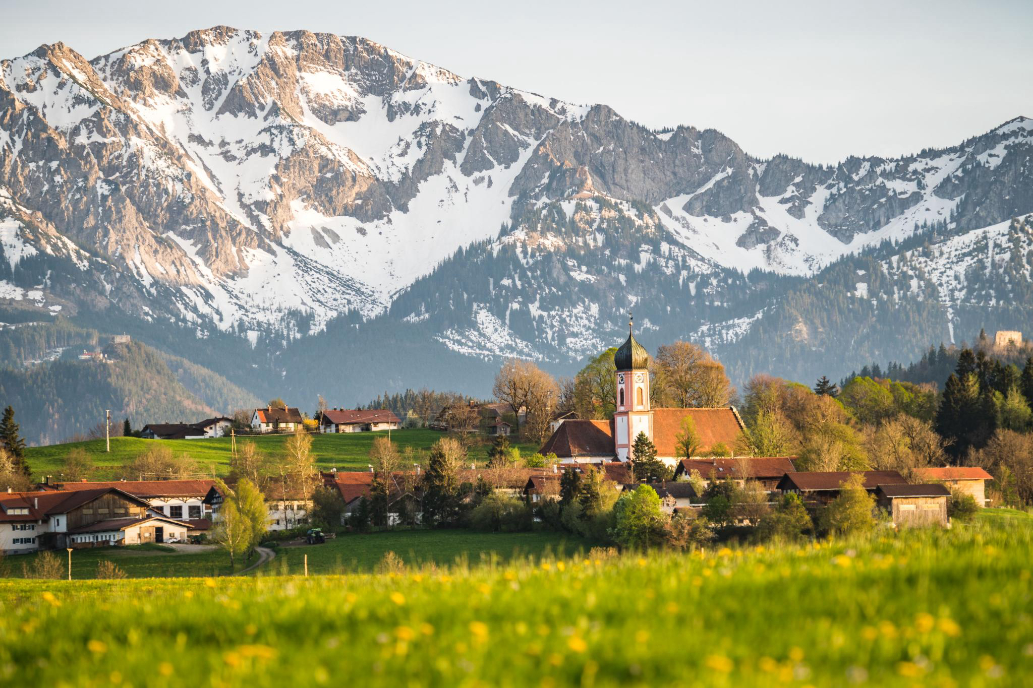 Seeg im Allgäu mit Blick auf die Berge